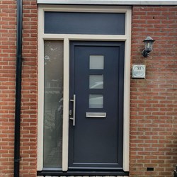 terrorisme voorzetsel Chronisch Een nieuwe kunststof voordeur voor een woning in Almere — Flevo  Kozijnenfabriek